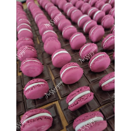 Marque-place macaron sur sa tablette de chocolat