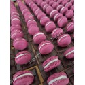 Marque-place macaron sur sa tablette de chocolat