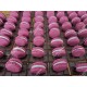 Marque-place macaron sur sa tablette de chocolat