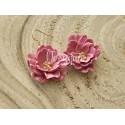 Boucles d'oreilles pendantes fleur rose en polymère