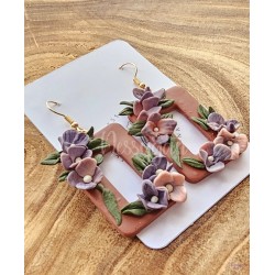 Boucles d’oreilles rectangulaires artisanales avec fleurs d’hortensia sculptéesnsia – Bijou artisanal